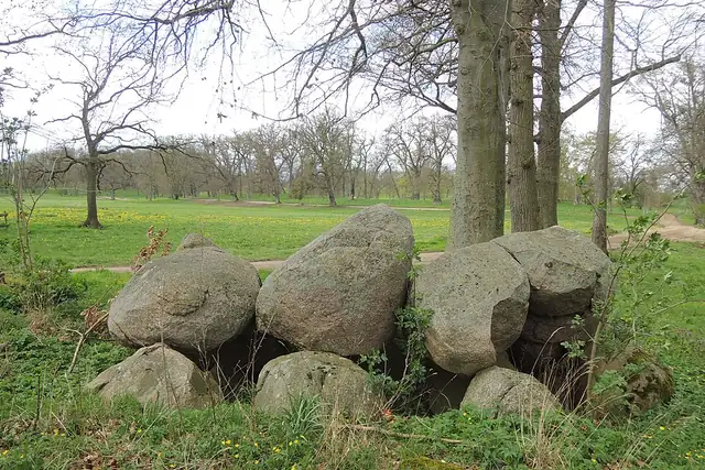 Großsteingrab Basedow 2 – Megalith, 20 km von Waren