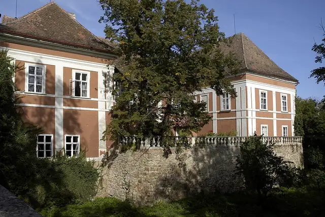 Schloss Schrattenthal – Burg oder Schloss, 19 km von Znojmo