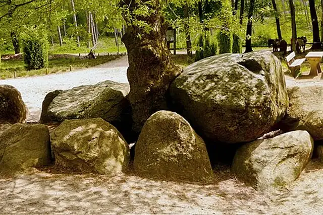Teufelsteine – Megalith, 8 km von Borken