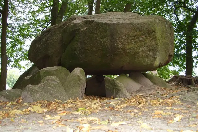 Brutkamp – Megalith, 14 km von Heide