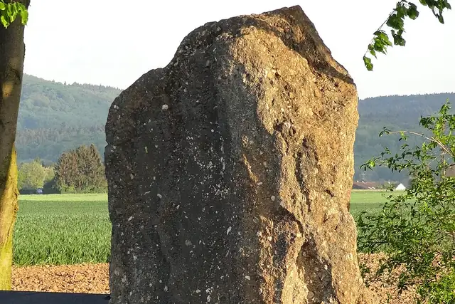 Menhir von Ober-Mörlen – Megalith, bei Butzbach