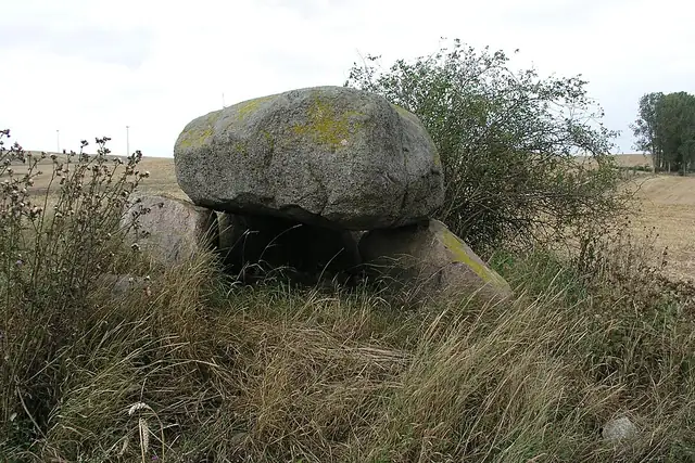 Großsteingrab Neuenfeld 2 – Megalith, 15 km von Prenzlau