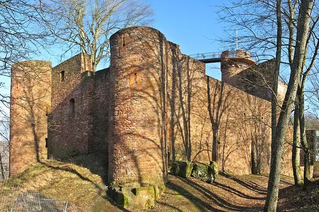 Burg Montclair – Burg oder Schloss, 8 km von Merzig