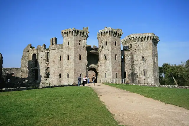 Raglan Castle – Burg oder Schloss, 15 km von Pontypool