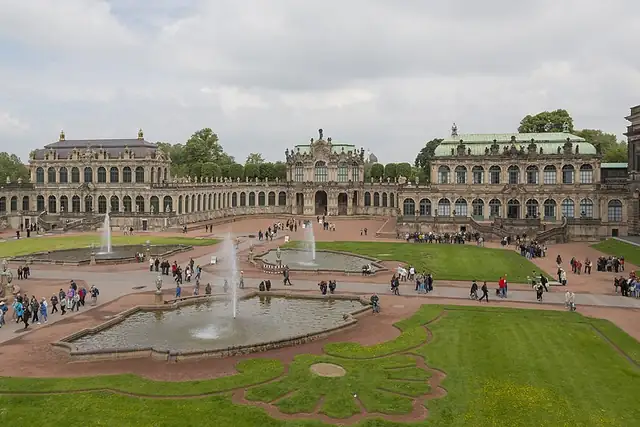 Zwinger – Burg oder Schloss, bei Dresden