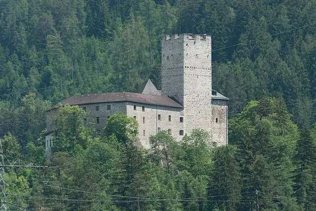 Turm Schloss Petersberg, Faulturm oder Schnitzerturm – Castle, 13 km from Telfs