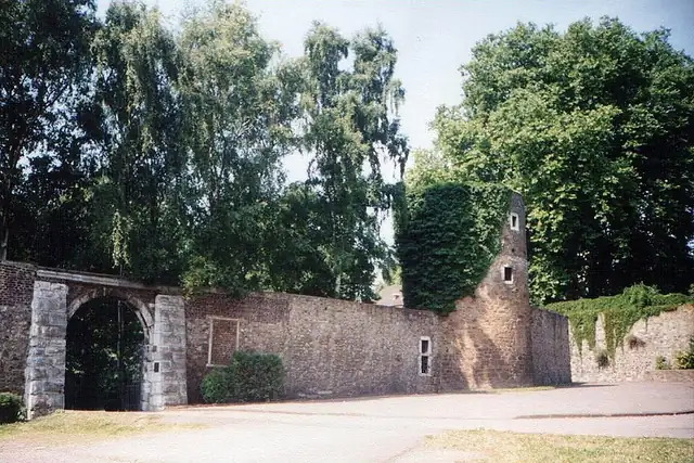 Burg Weisweiler – Ruine, 18 km von Aachen