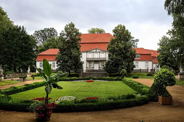 Schloß Wiepersdorf – Burg oder Schloss, 24 km von Luckenwalde