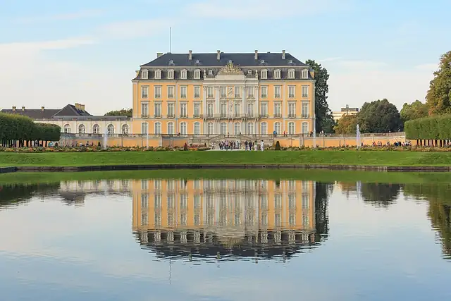 Schloss Augustusburg – Burg oder Schloss, 12 km von Köln