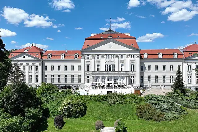 Schloss Wilhelminenberg – Burg oder Schloss, 7 km von Wien