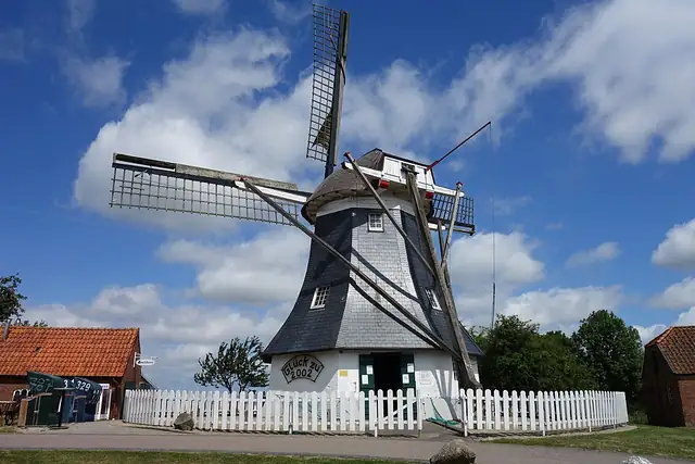 Werdumer Mühle (Erdholländer) – Windmühle, 10 km von Wittmund