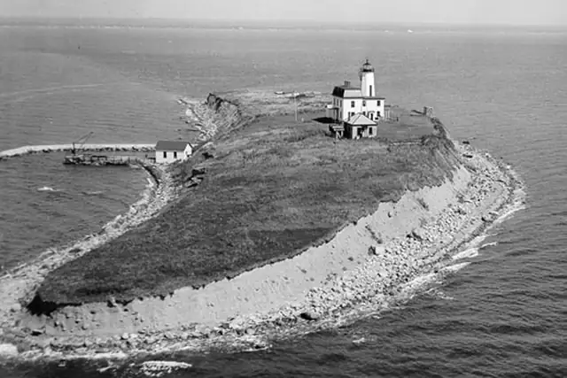 Falkner Island Light – Lighthouse, 9 km from Madison