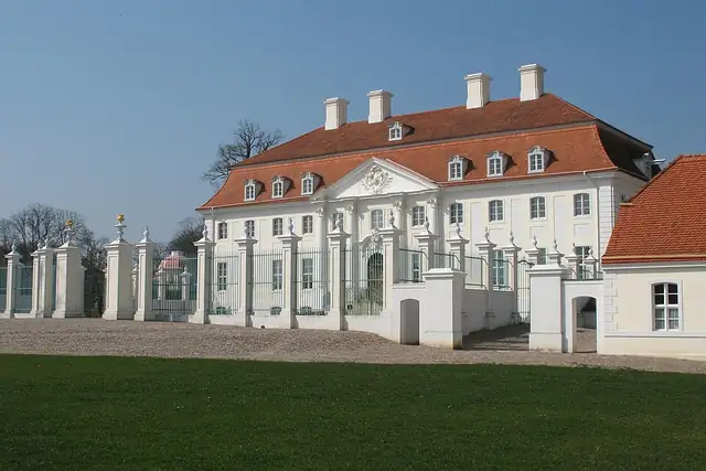 Schloss Meseberg – Burg oder Schloss, 21 km von Neuruppin