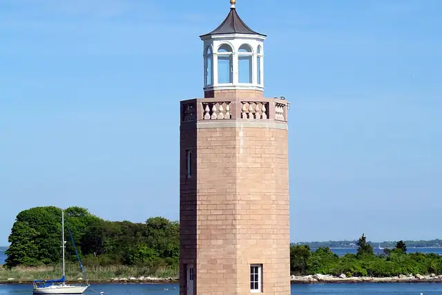 Avery Point Lighthouse – Lighthouse, near New London